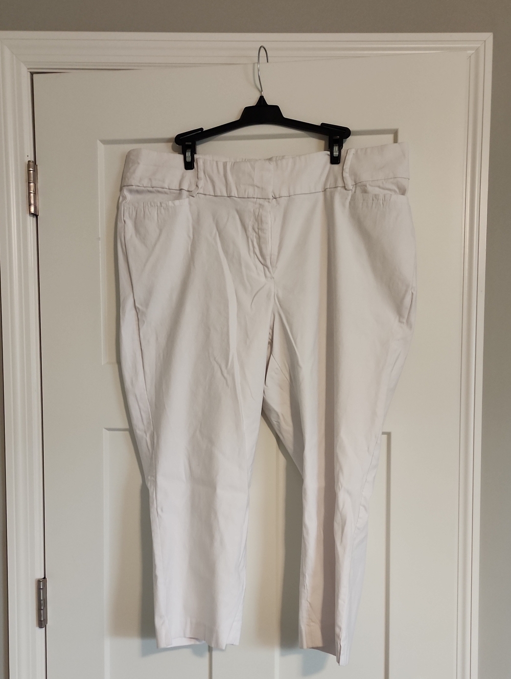 Lane Bryant White Capri/Crop Pants